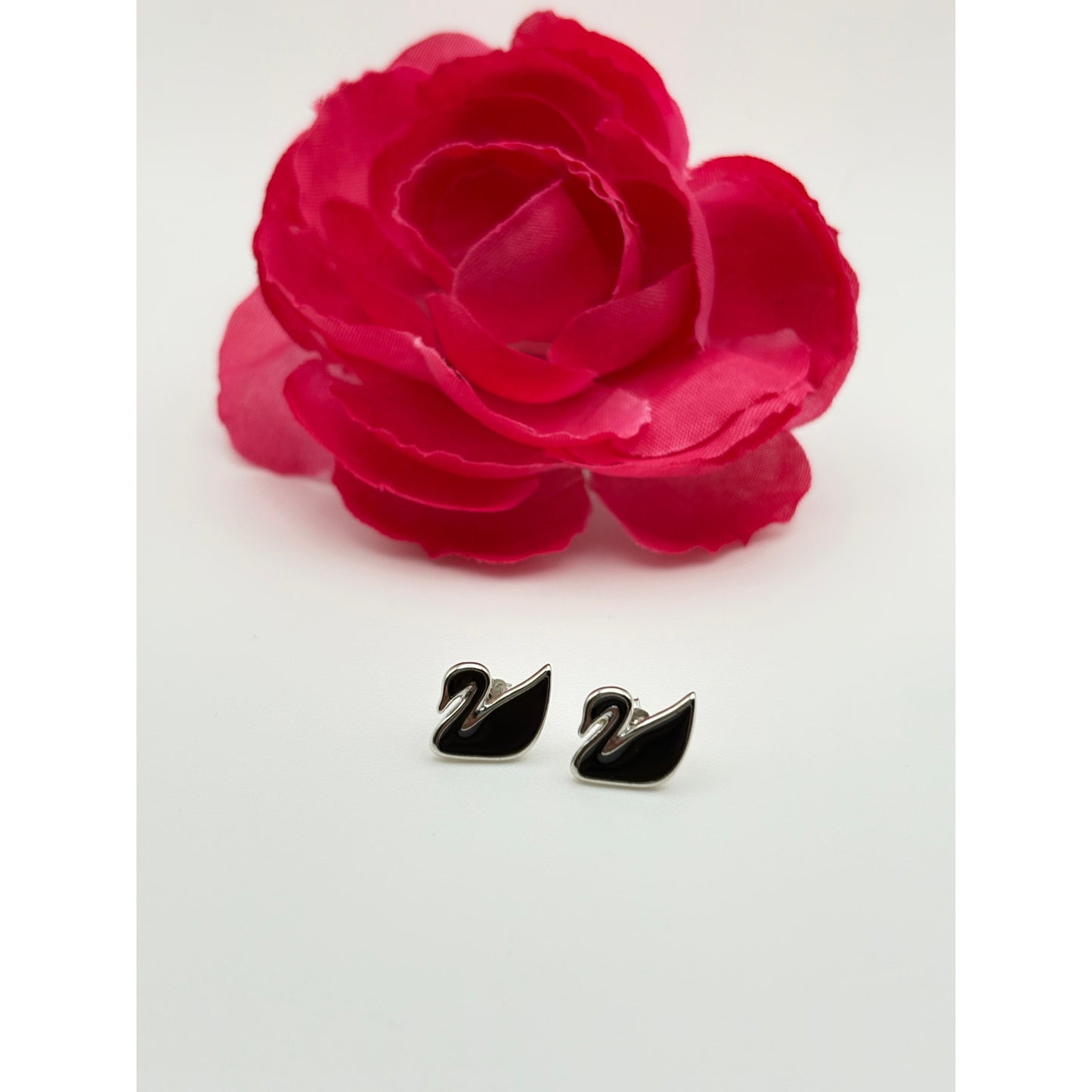 ā¤ļø Swan Stud Earrings ā 925 Sterling Silver āØš¹